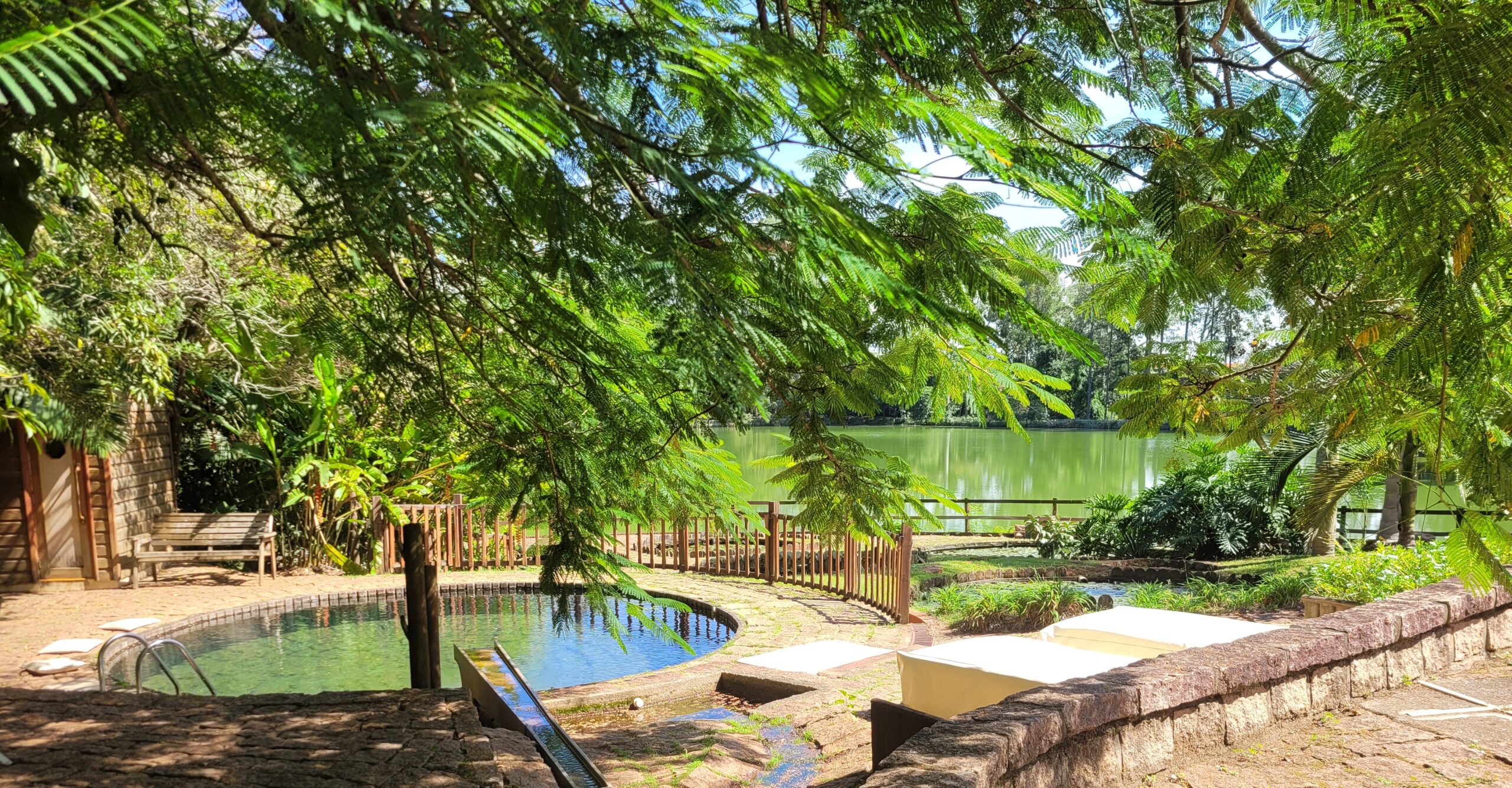 Piscina ao ar livre do Hotel Passarim