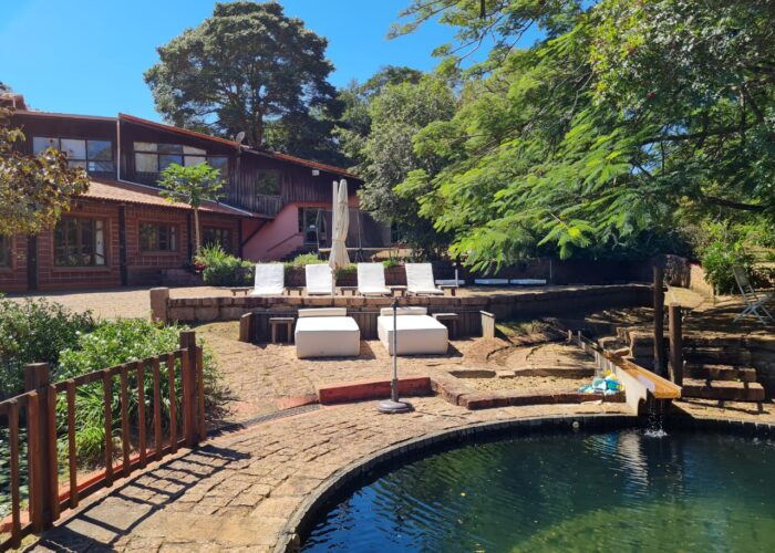 passarim foto 10 piscina fachada Piscina natural do Hotel Passarim com vista para a fachada — hotel fazenda em Capão Bonito SP