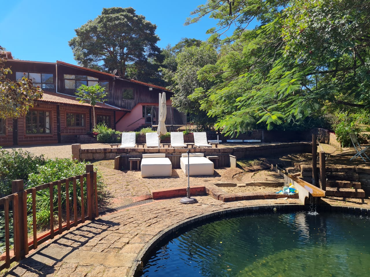 Piscina natural, ofurô, sauna e o lago