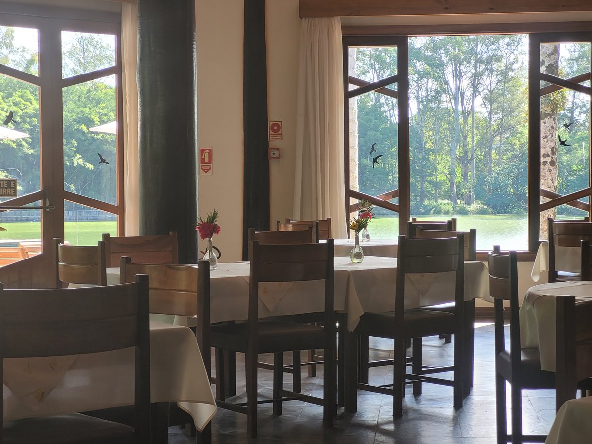 Salão interno com vista para o lago